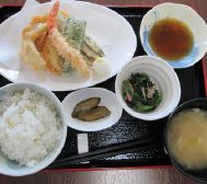 天ぷらの盛り合わせとご飯と味噌汁のセット