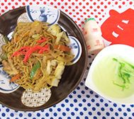 紅ショウガをのせた焼そばとスープとヤクルトのセット