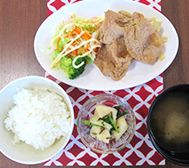ごはんと味噌汁のセットが付いたメニュー