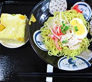 冷やし中華とフルーツ入りのスポンジケーキ