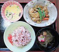 赤飯とミニそばと茶碗蒸しに煮物が付いたメニュー