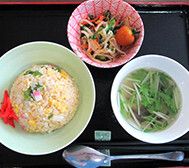 チャーハンとスープ、野菜の和え物のセット