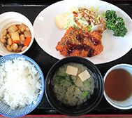 サラダとカツ、豆の煮物とご飯と味噌汁