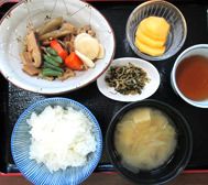 野菜の煮物とご飯と味噌汁のセット