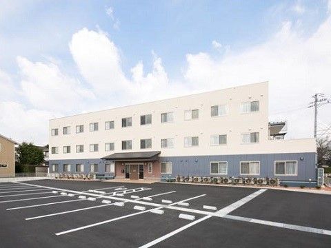 建物にはたくさん窓がついている。敷地内はバリアフリー構造となっている。入口には大きなひさしが設置されている。