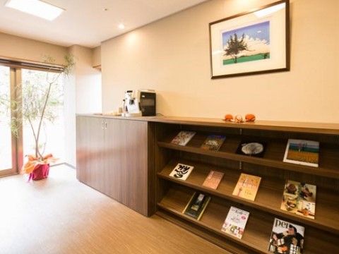 大きな窓のある日当たりが良い明るい空間である。天井にはメインの照明のほかに間接照明も取り付けられている。