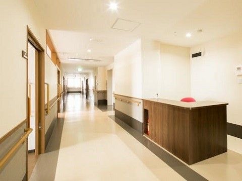 白を基調としている。通路の幅は広く設計されていてゆとりがある。天井には照明がいくつも並んで取り付けられている。