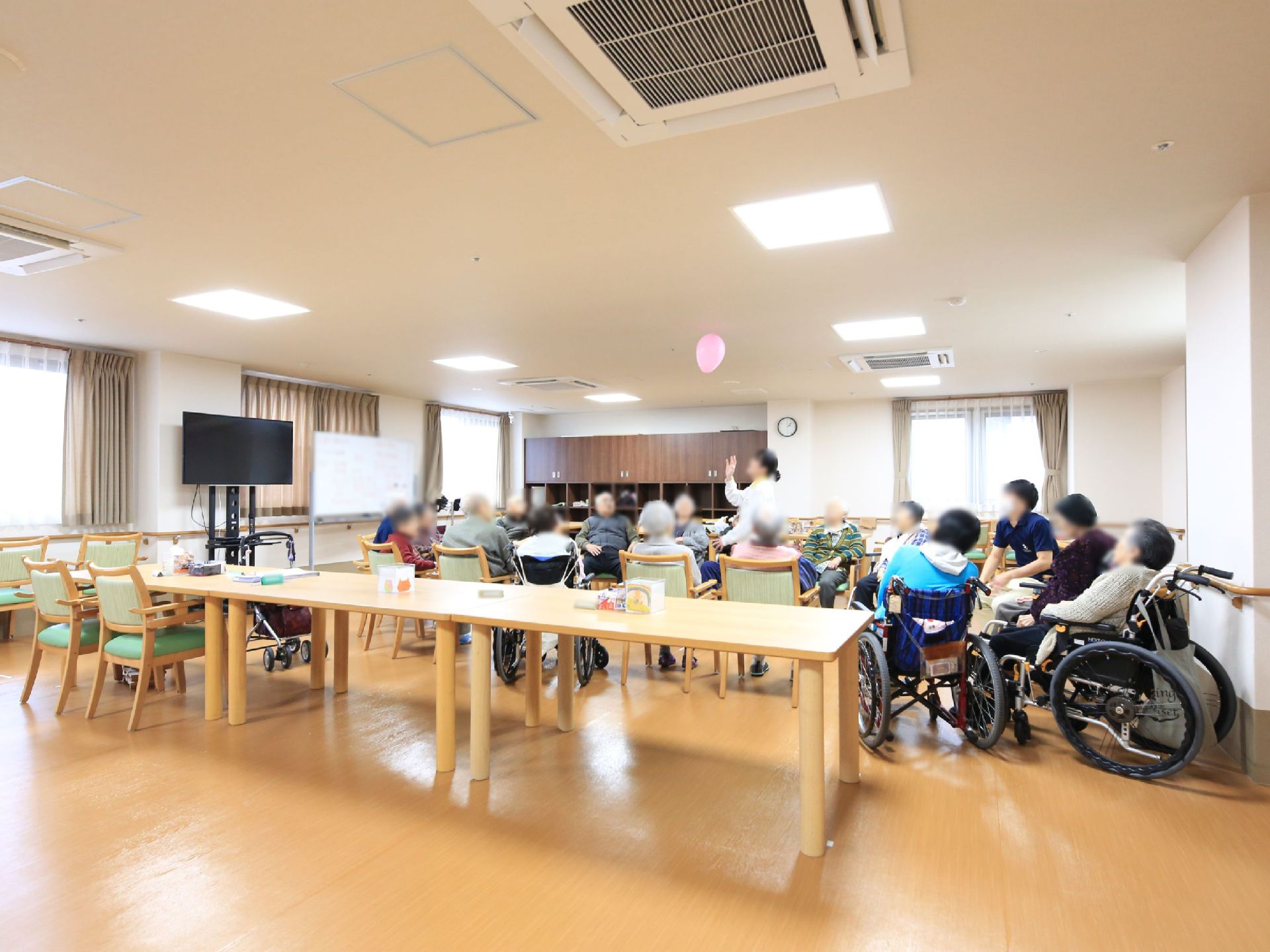 いろいろな使われ方をする共有のリビングの様子。たびたび開催されるレクリエーションやイベントなどの会場にもなっている。