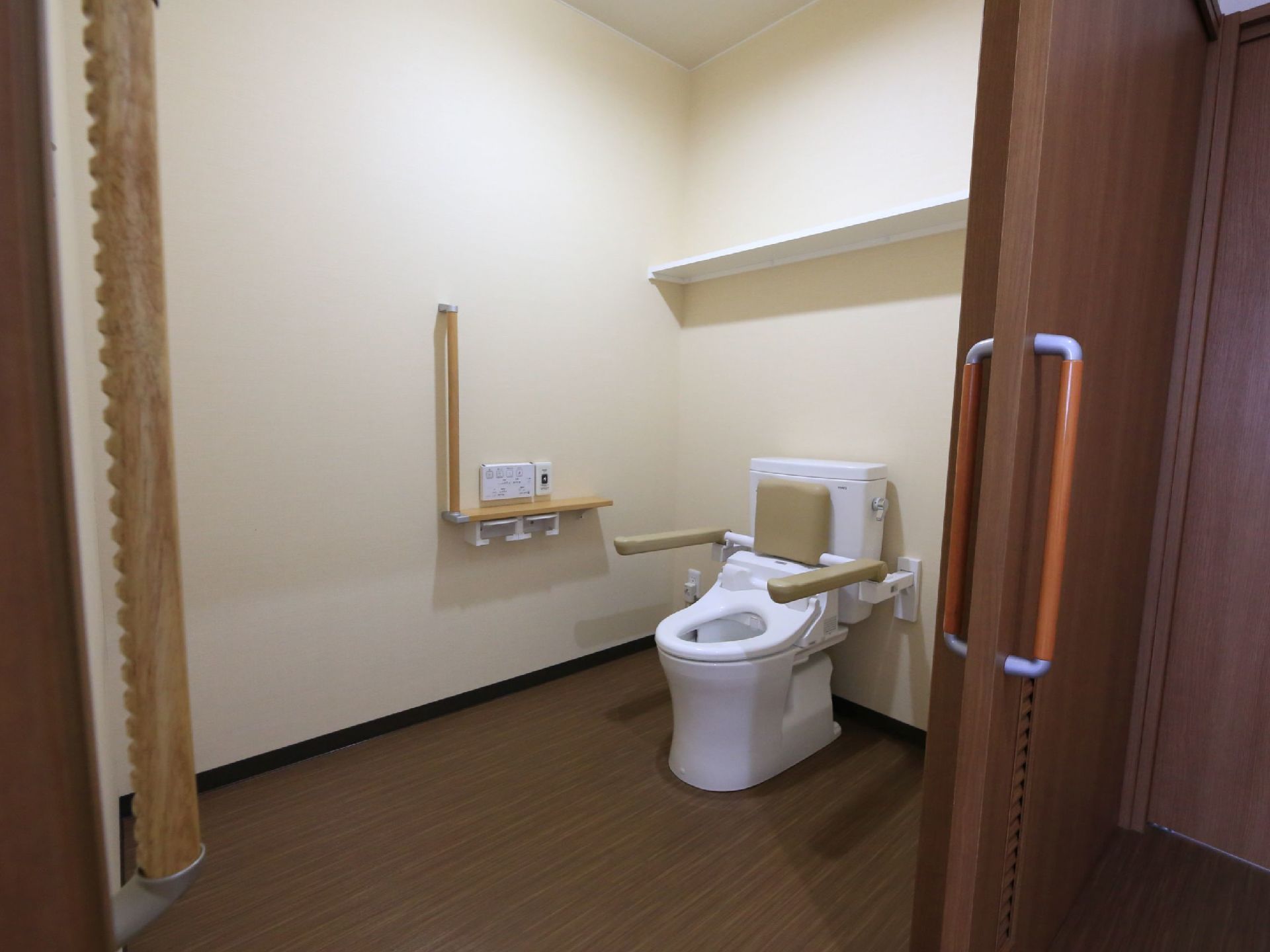 各居室はトイレを備えている。広い室内やすべりどめの凹凸のついた手すりなど、車椅子に対応した構造になっている。