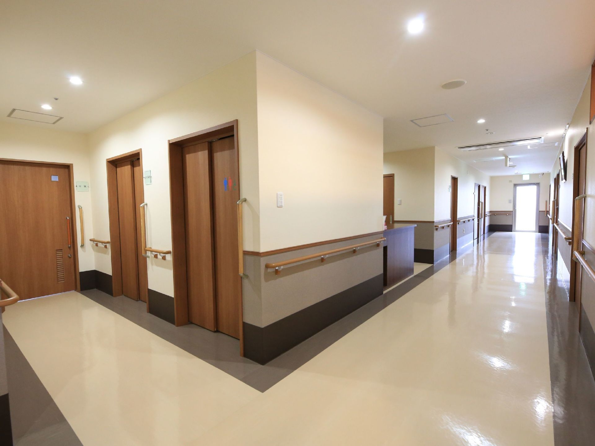 施設の廊下の様子。共用のトイレのドアは限られたスペースで広く開けるために、二段スライド式になっている。