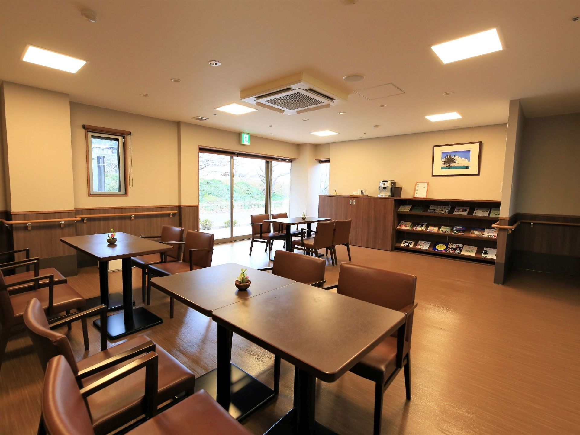 共有スペースのとなりにつくられた休憩用の部屋で、いくつもの座席がある。棚には飲料のサーバーやコップ類が常備してある。