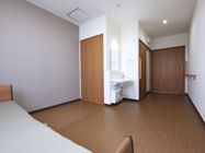 居室のベッドスペースから玄関側を見たところ。ドアの近くには収納や洗面台、個室トイレが集中するようレイアウトされている。