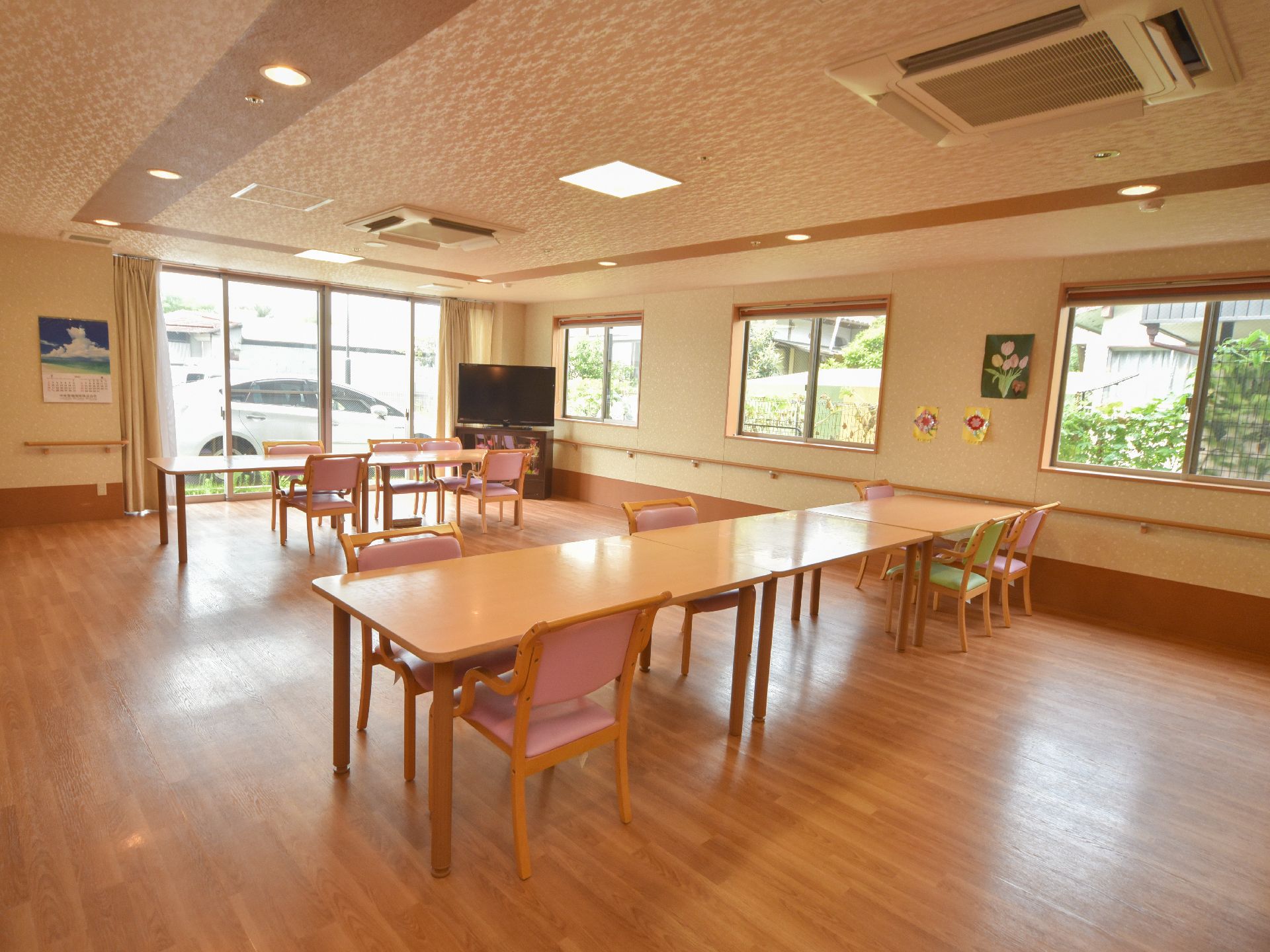 ダイニングルームは足の不自由な入居者に配慮して、段差のないバリアフリーとなっている。また壁には手すりが取り付けられている。