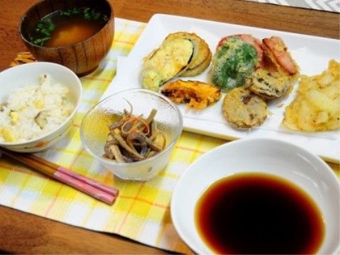 ランチョンマットの上に季節のご飯と共に並べられているある日のメニュー