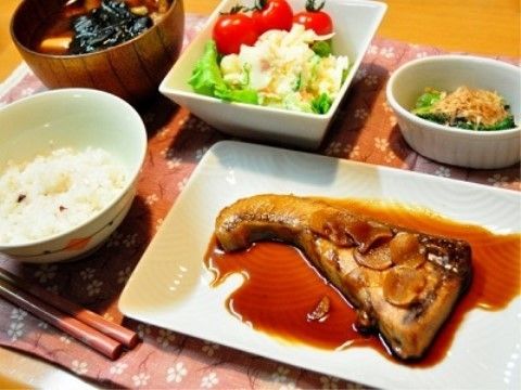 メインの魚の煮つけのほか、サラダや副菜を添えた献立である。食感や見た目にもこだわり、食事を楽しめるように工夫をしている。