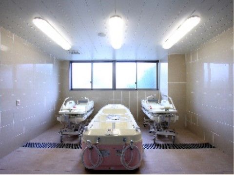 介護入浴機器の浴槽部と寝台部が２台設置されている機械浴室