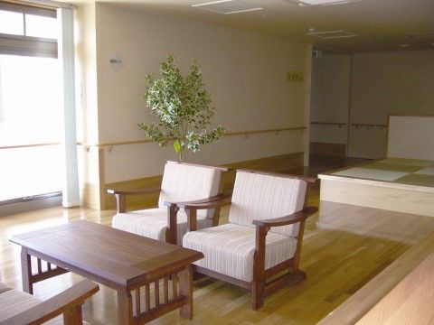 小上がりの畳敷きスペースが設けられフロアーに高座椅子のセットが設置された談話スペース