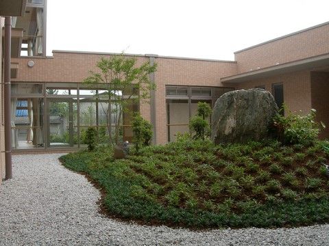 砂利が敷き詰められており、中央部分には木や大きな石が置かれている。建物の廊下から中庭が見渡せるようになっている。