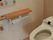壁には緊急通報装置のほかに、お尻を洗うためのスイッチがある。トイレットペーパーホルダーの上には、ちょっとした台が設置されている。