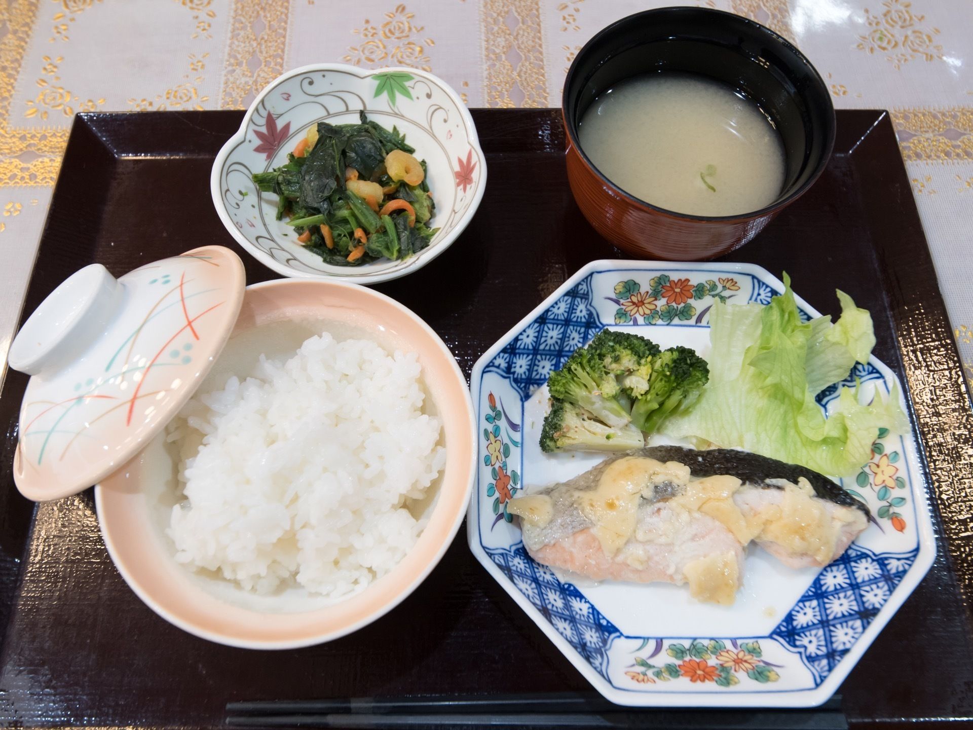 施設で提供している食事の一例である。和食メニューで、しっかりと栄養を取ることができ、温かい食事を食べることができる。