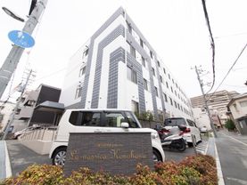 ラ・ナシカこのはなの外観。白と基調としたきれいな建物。入口にはスロープがついていて車椅子を利用している方も安心。