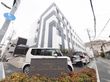 ラ・ナシカこのはなの外観。白と基調としたきれいな建物。入口にはスロープがついていて車椅子を利用している方も安心。