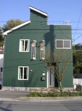 一軒屋風で、グリーン色の外壁の2階建ての建物である。アットホームな雰囲気がある。腰高窓と、出窓風の窓が付いている。