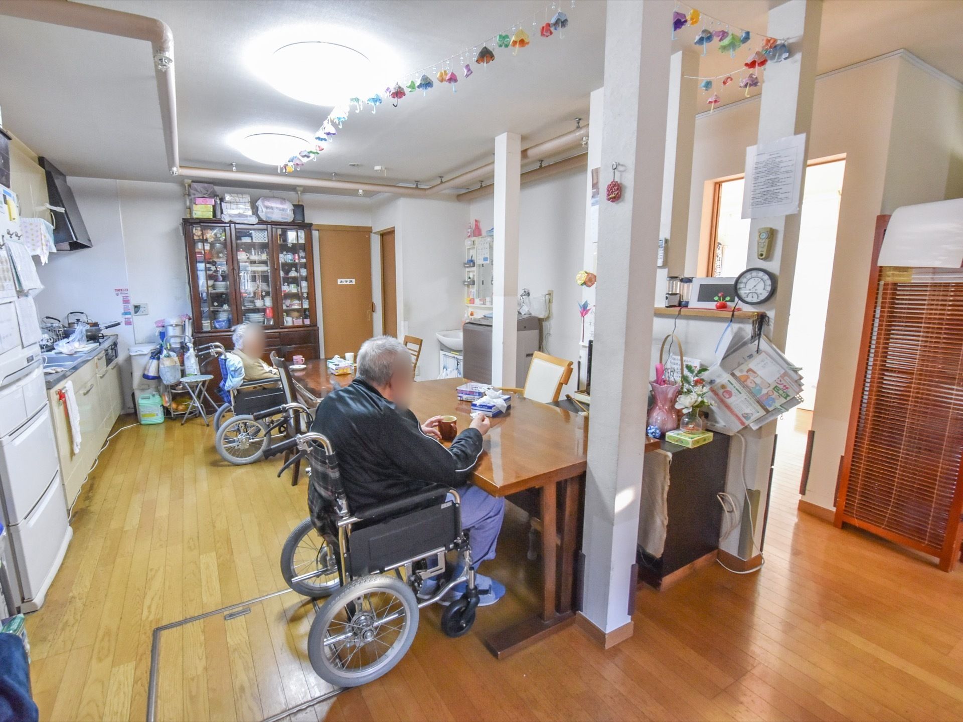 車椅子の入居者様は車椅子でテーブルにつける。テーブルにティッシュを完備。食事時間以外でもお茶を飲んだり自由に時間を過ごせる。