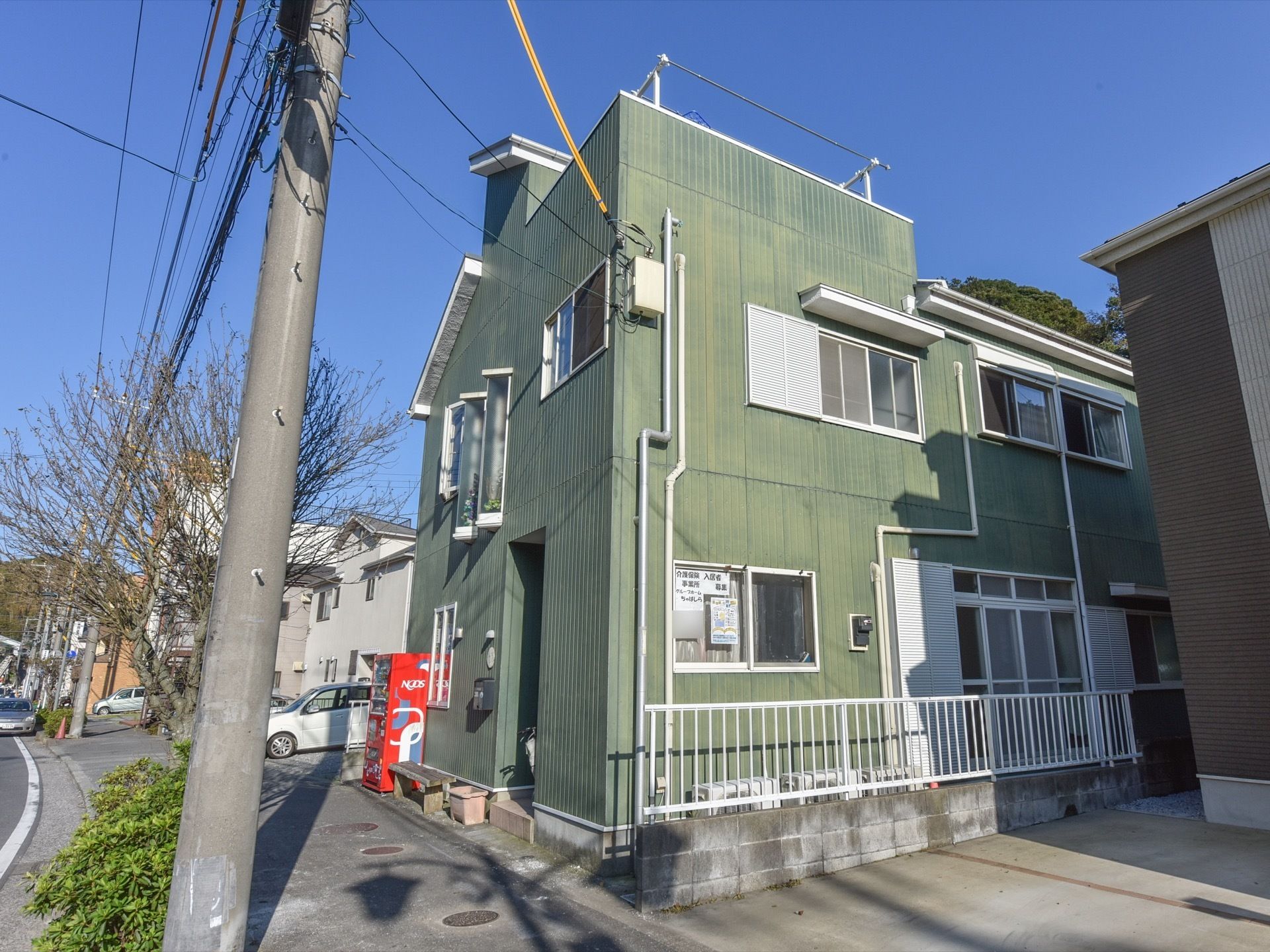 建物は、木造の２階建てで、屋上には洗濯物を干せるスペースがある。近隣に高層の建物はなく、日当たりがよい。