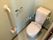 壁には手すりが縦向きに設置されている他、トイレのリモコン、ナースコールのボタンがあり、安全に利用できる。