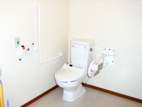 トイレ付近には手すりが取り付けられており、一部は可動式になっている。ナースコールボタンが付いている。