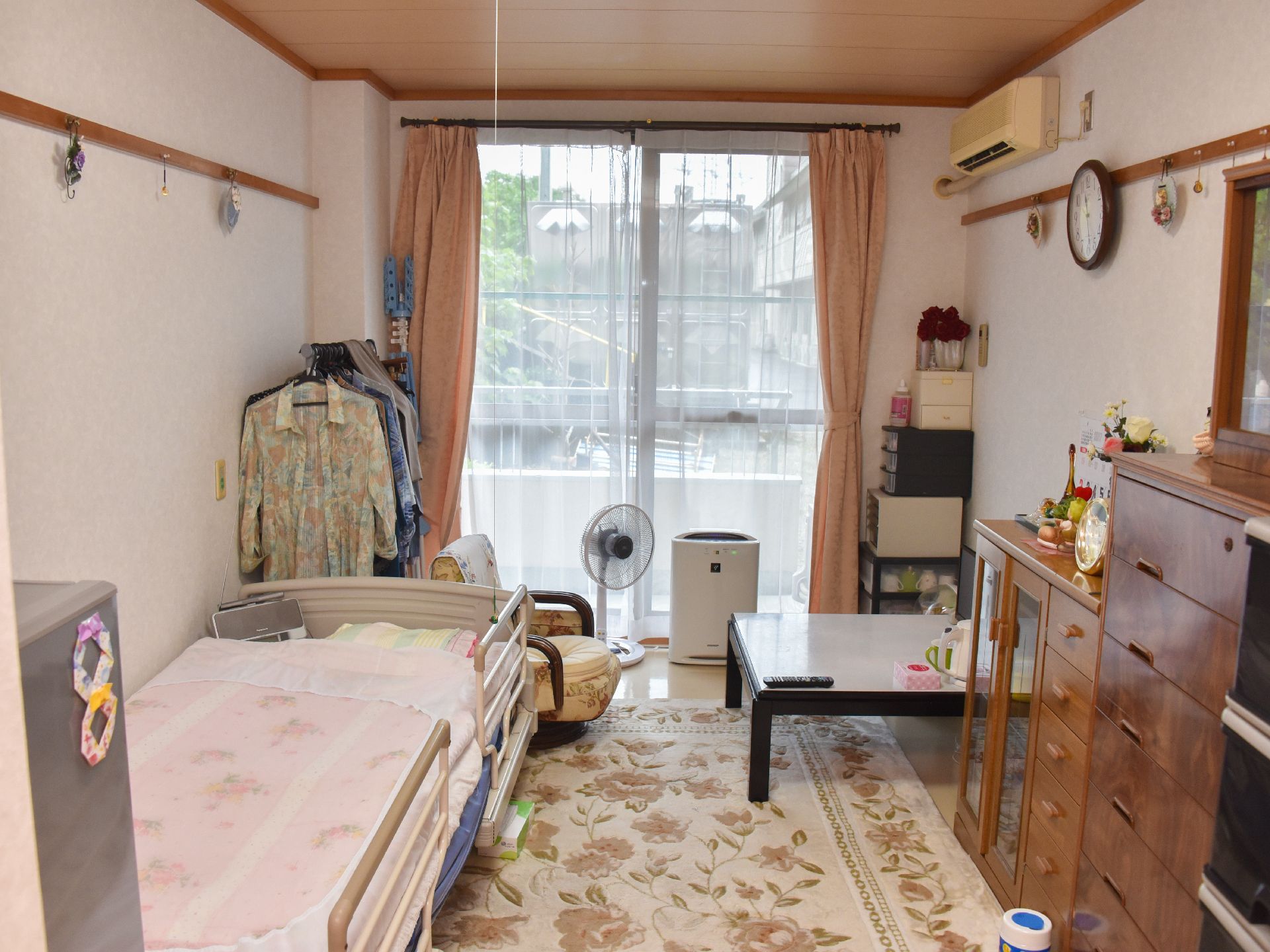 部屋には、大きな窓があり、とても明るく、又外の景色も見える。ベッドと、整理ダンス、テーブルなどが置かれている。