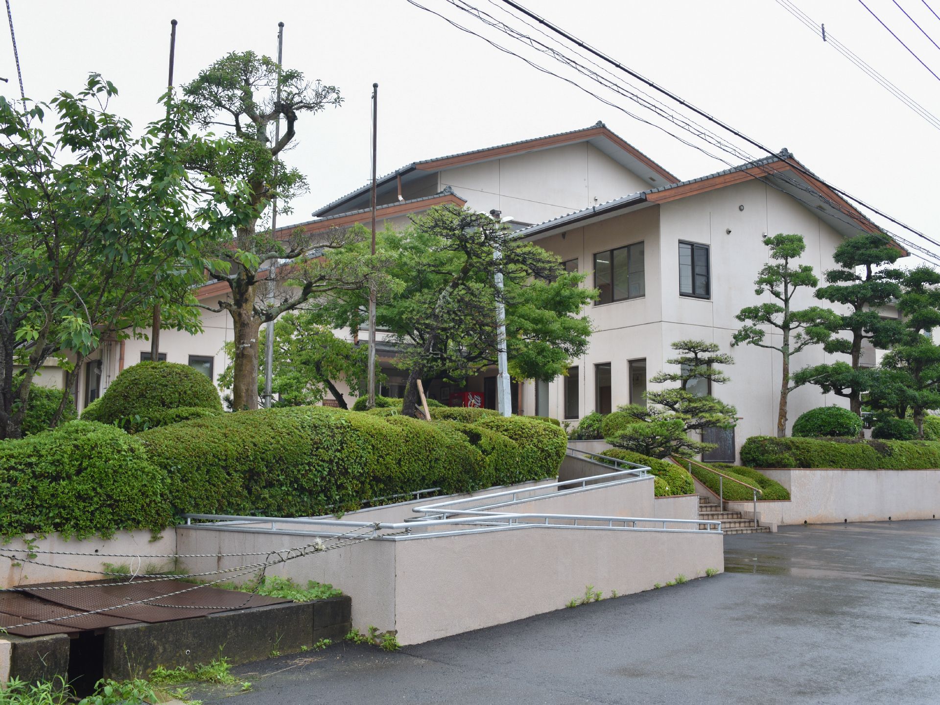 落ち着いた薄茶色系の建物で、一般に住宅と外観が似ている。正面には、階段があるが、横にスロープがあり、バリアフリーになっている。
