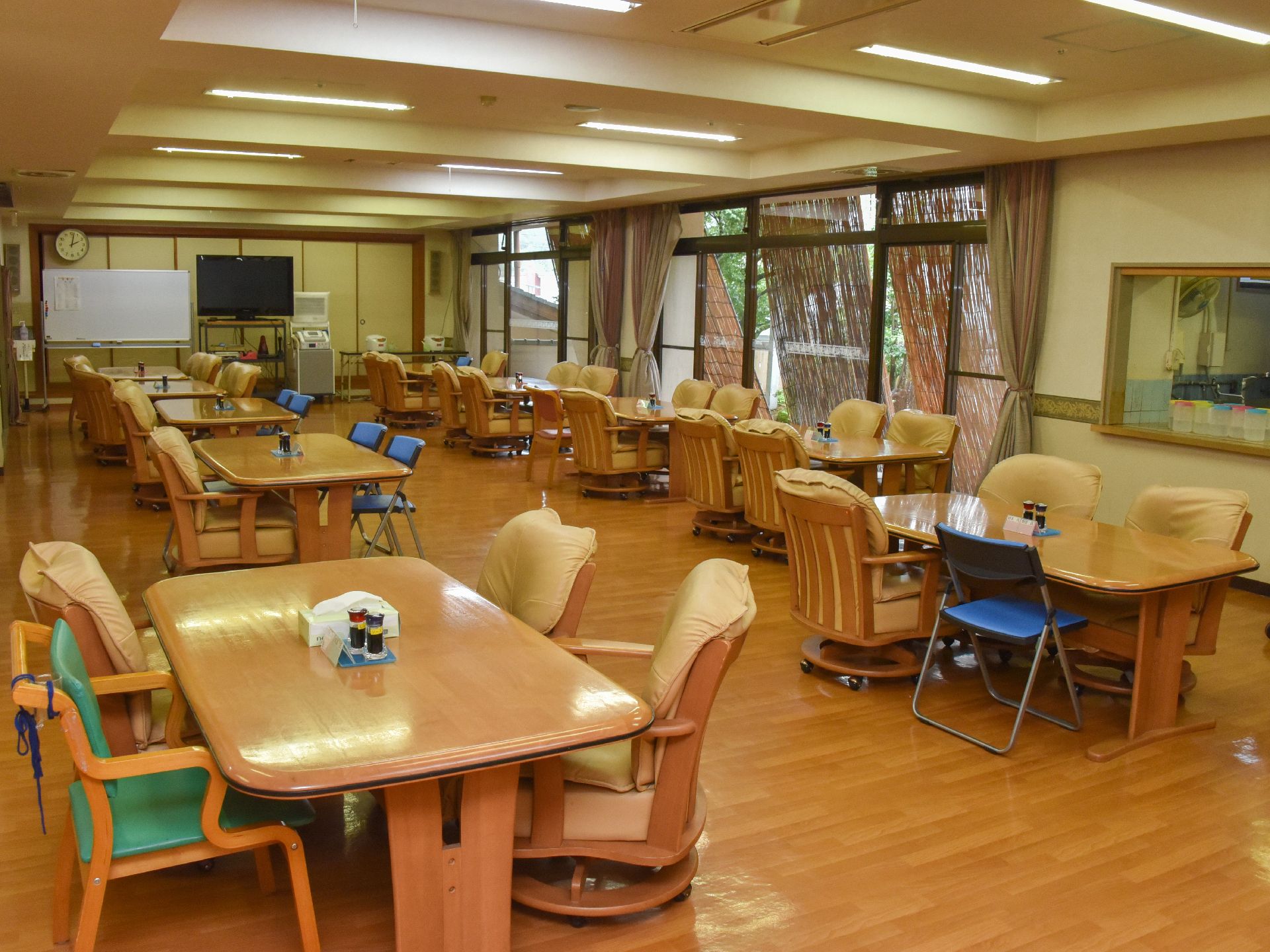 大きい食堂が用意されており、4人掛けのテーブル多く設置されている。椅子はソファータイプになっており、利用者様に心地良い空間を作っている。