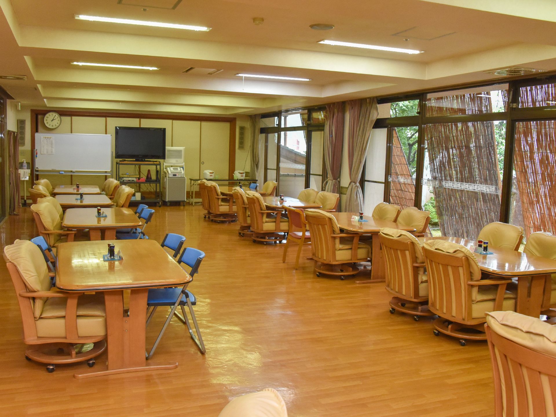 食堂はとても広く作られており、多くの椅子テーブルが並べられている。窓が大きく日差しがたくさん入るので、明るい雰囲気で食事をすることが可能。