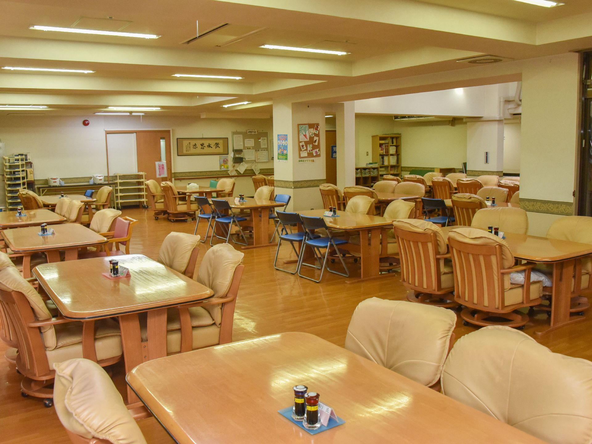 食堂は一堂に集まれる場所で、非常に大きく作られている。食事だけではなく、本棚が用意されているので、本読んで過ごすことも可能になっている。