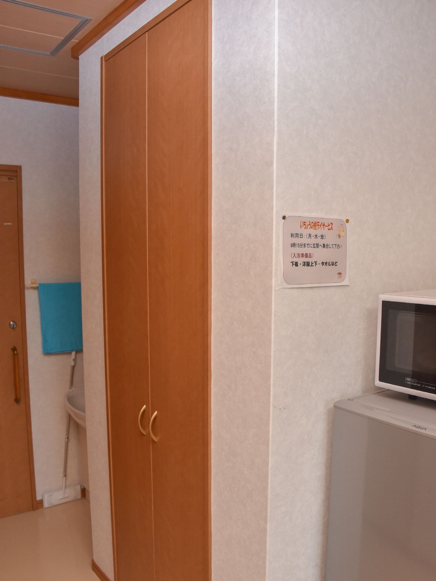 室内にはクローゼットが設置されている。その他に、冷蔵庫と電子レンジも用意されているので、部屋の中で料理を温めて食べることも可能。