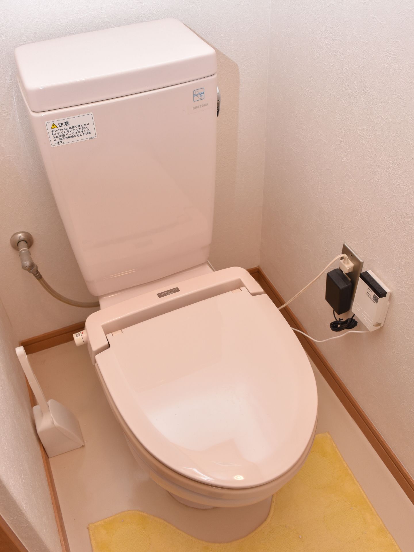 清掃の行き届いた、清潔感のあるトイレが設置されている。家庭にあるのとなんら変わらないので、違和感なく使用することが可能。