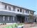 ２階建てで落ち着いた色調の外観である。玄関の正面は階段になっており、建物に沿ってスロープが作られている。
