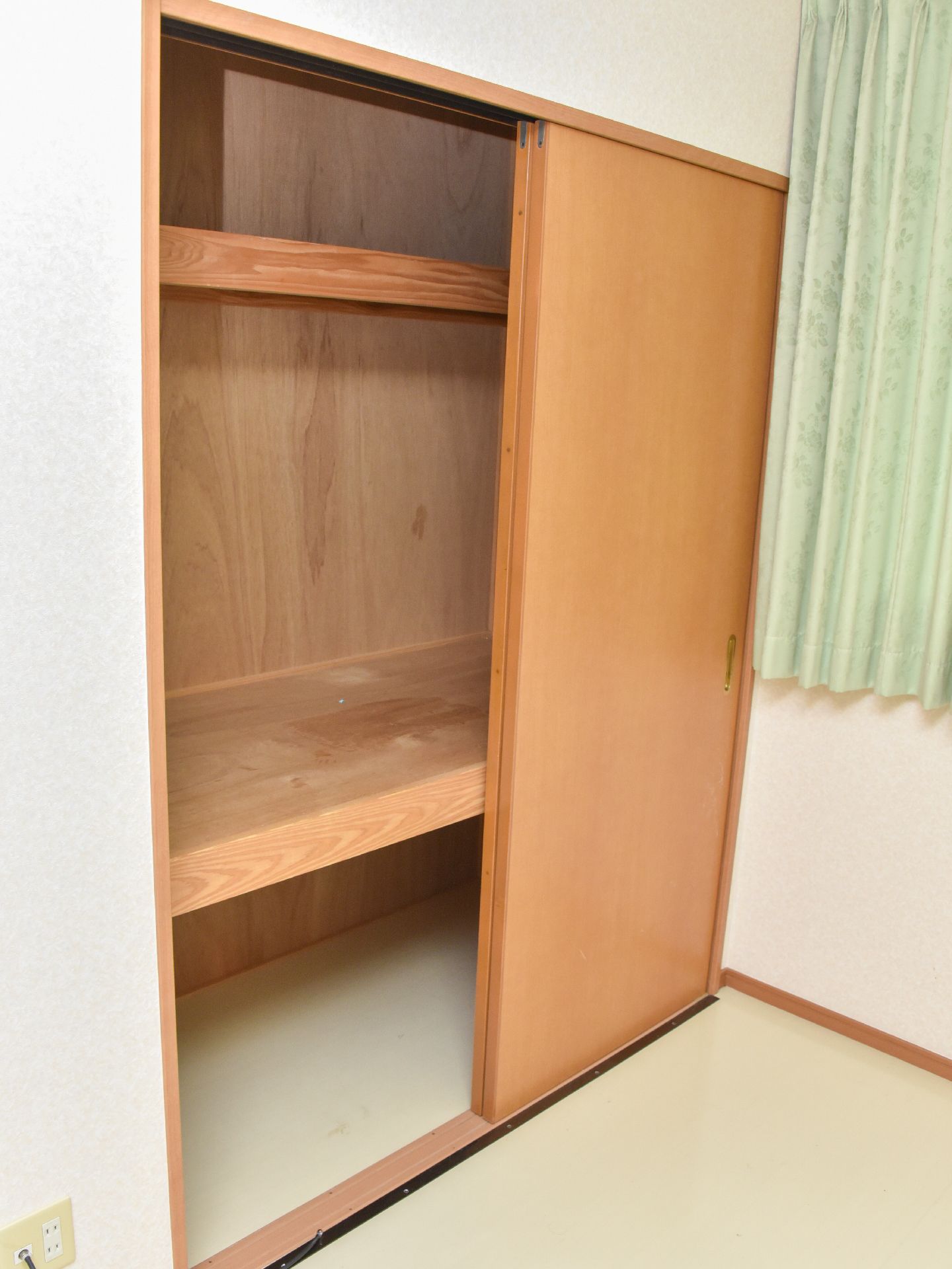 室内には押入れが用意されているので、必要な備品を収納しておくことが可能。スペースも十分にとられているので、困ることはない。