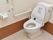 家庭に設置されているのと大差ないトイレが用意されている。違う点は呼び出しブザーがあることで、万一の際も安心できる。