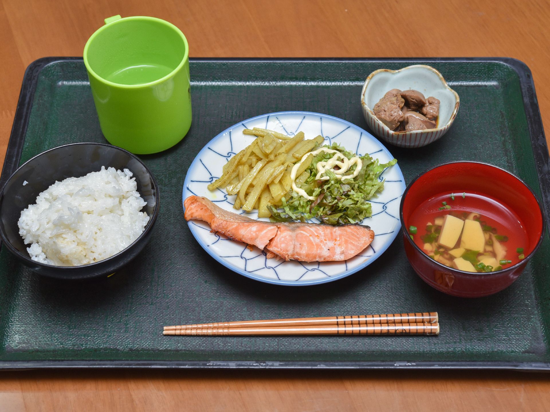 トレイに乗せられた食事は、ご飯と汁物の他に、魚料理と小鉢が用意されている。栄養バランスと、必要な量が十分に確保されている。