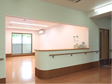 右半分がカウンターになっていて中が見える扉のない広い一室