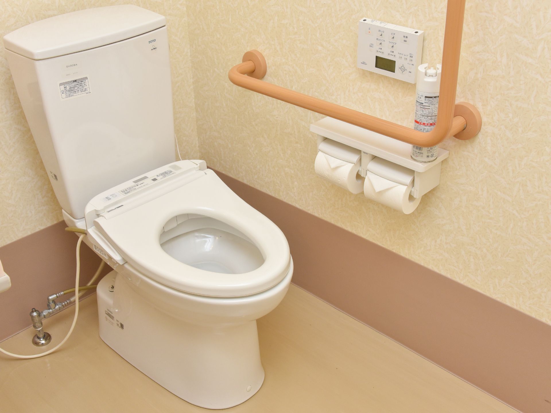 家庭に設置されているものと変わらないトイレが用意されている。白を基調としており、非常に清潔感が保たれている。