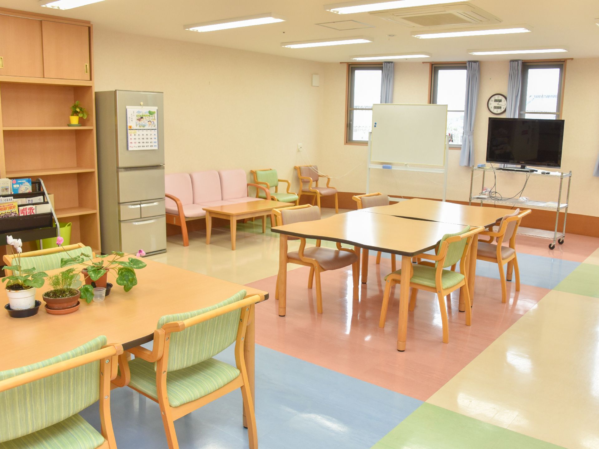 食堂には複数の椅子テーブルが用意されている。冷蔵庫も設置されているので、自由に飲み物等をしまっておくことも可能になっている。