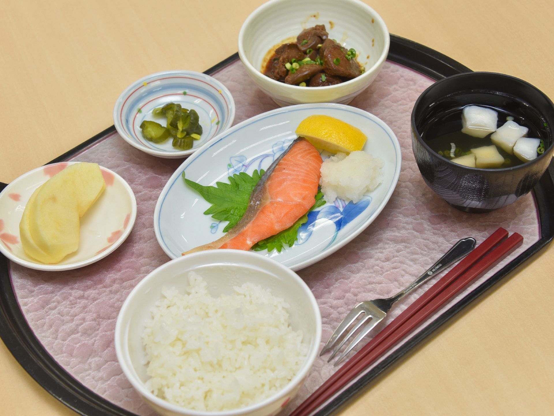 トレイに、ご飯等の食事が合わせて6品用意されている。メインの焼き魚に加えてお味噌汁等があり、バランと量が考えられた内容になっている。