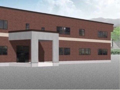 施設外観のイメージ図である。広い面積を有した日当たりの良い建物で、地面はアスファルトで綺麗に舗装されている。