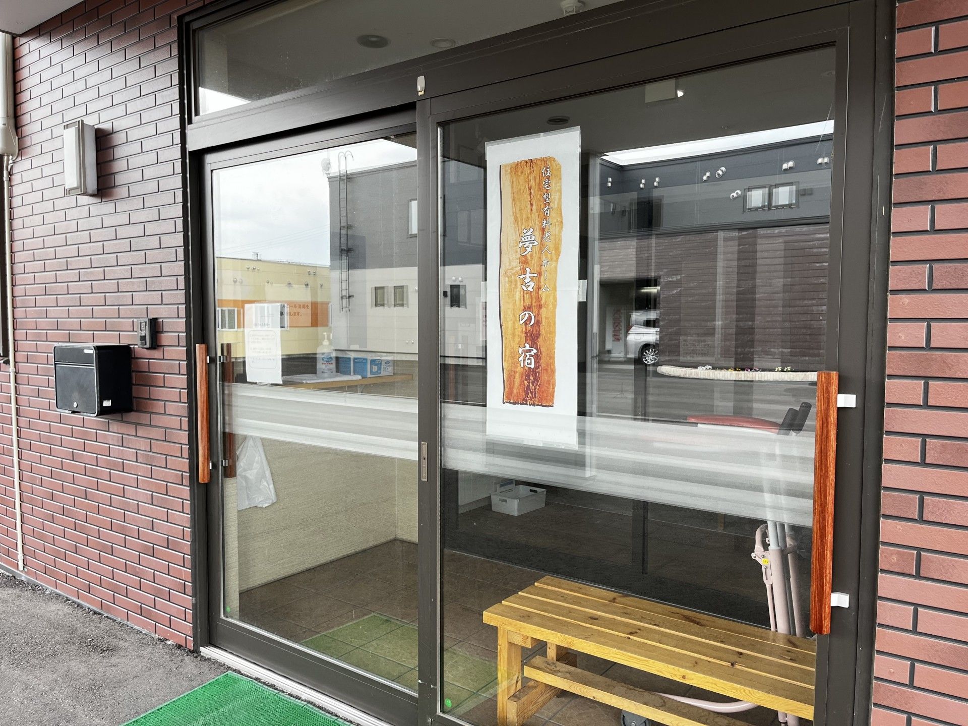ガラス扉の入口