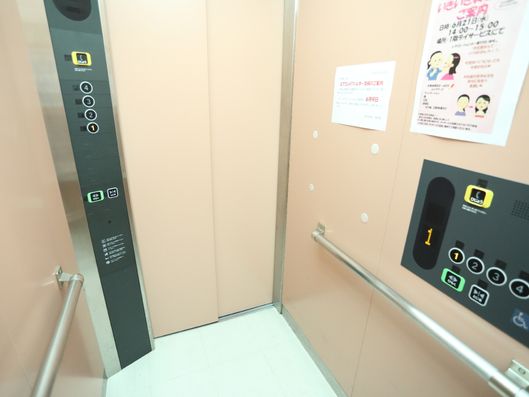 エレベーター内部