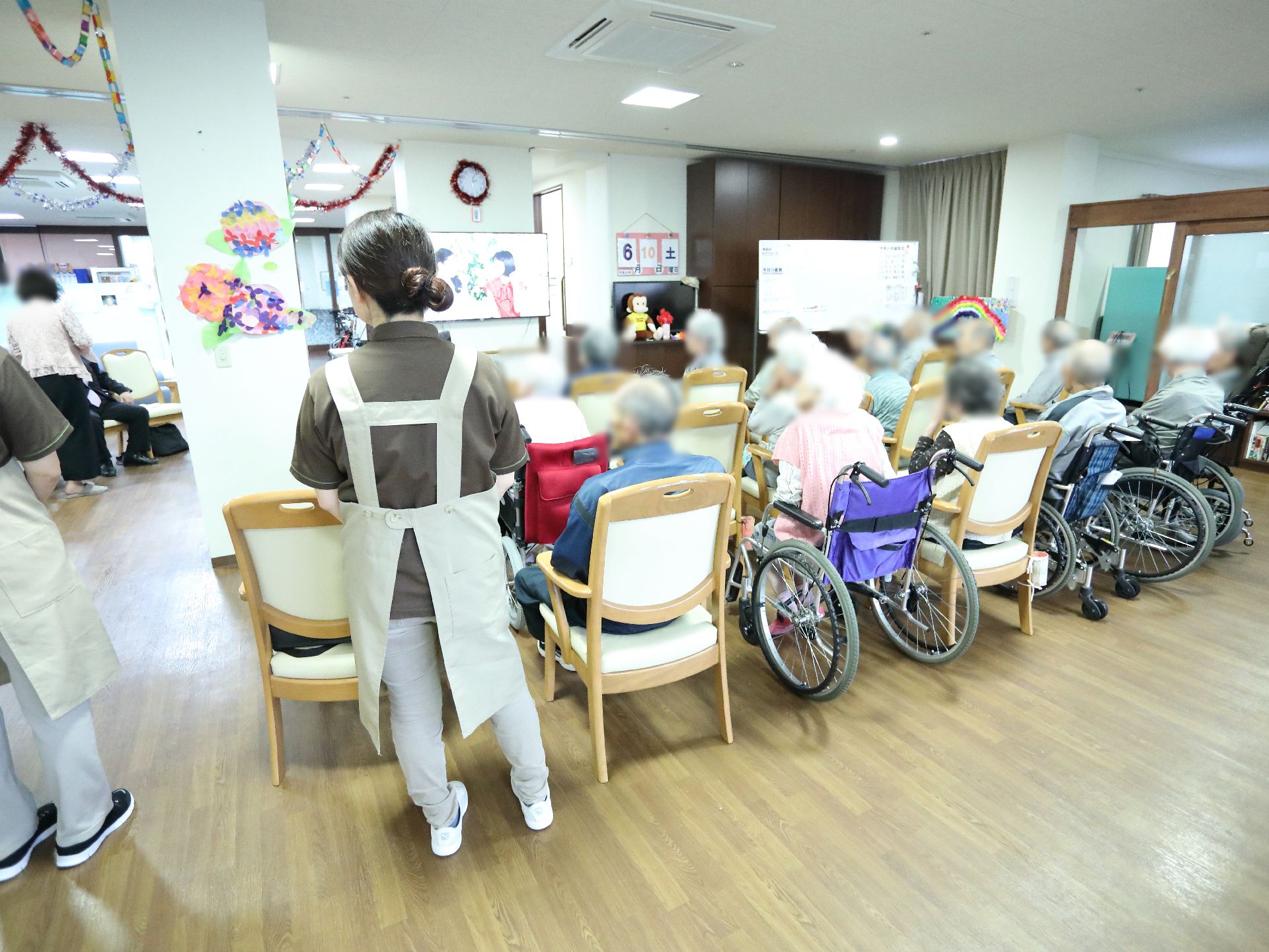 車椅子でもそうでなくても、一堂に会して娯楽を楽しむことができるレクリエーションコーナー。スタッフも近くに控えていて安心。